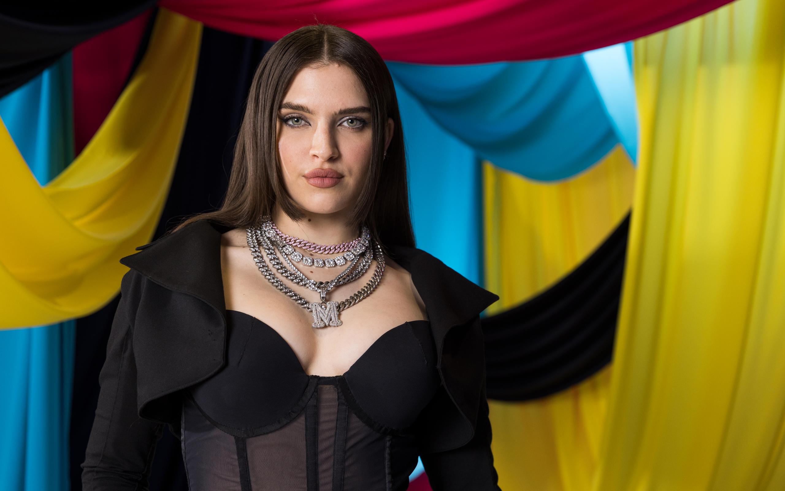 Mae Muller from the United Kingdom in the Eurovision 2023 studio