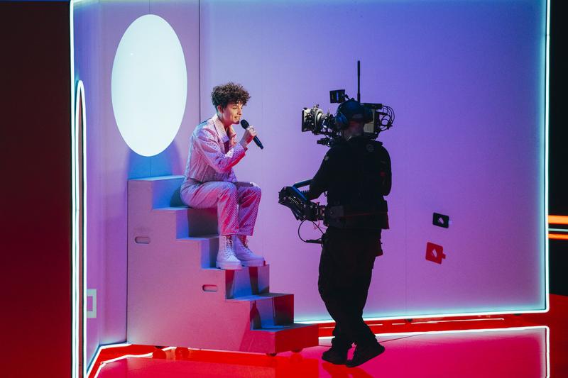 Reiley rehearsing Breaking My Heart for Denmark at the Second Rehearsal of the Second Semi-Final at Liverpool Arena