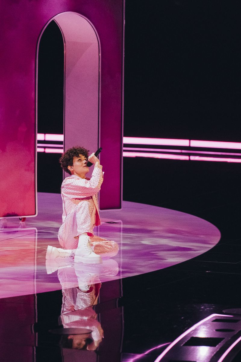 Reiley rehearsing Breaking My Heart for Denmark at the Second Rehearsal of the Second Semi-Final at Liverpool Arena