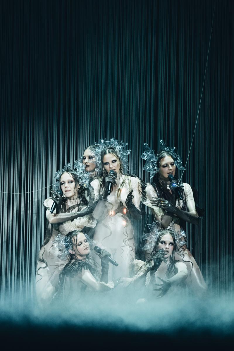 Tautumeitas rehearsing Bur Man Laimi for Latvia at St. Jakobshalle