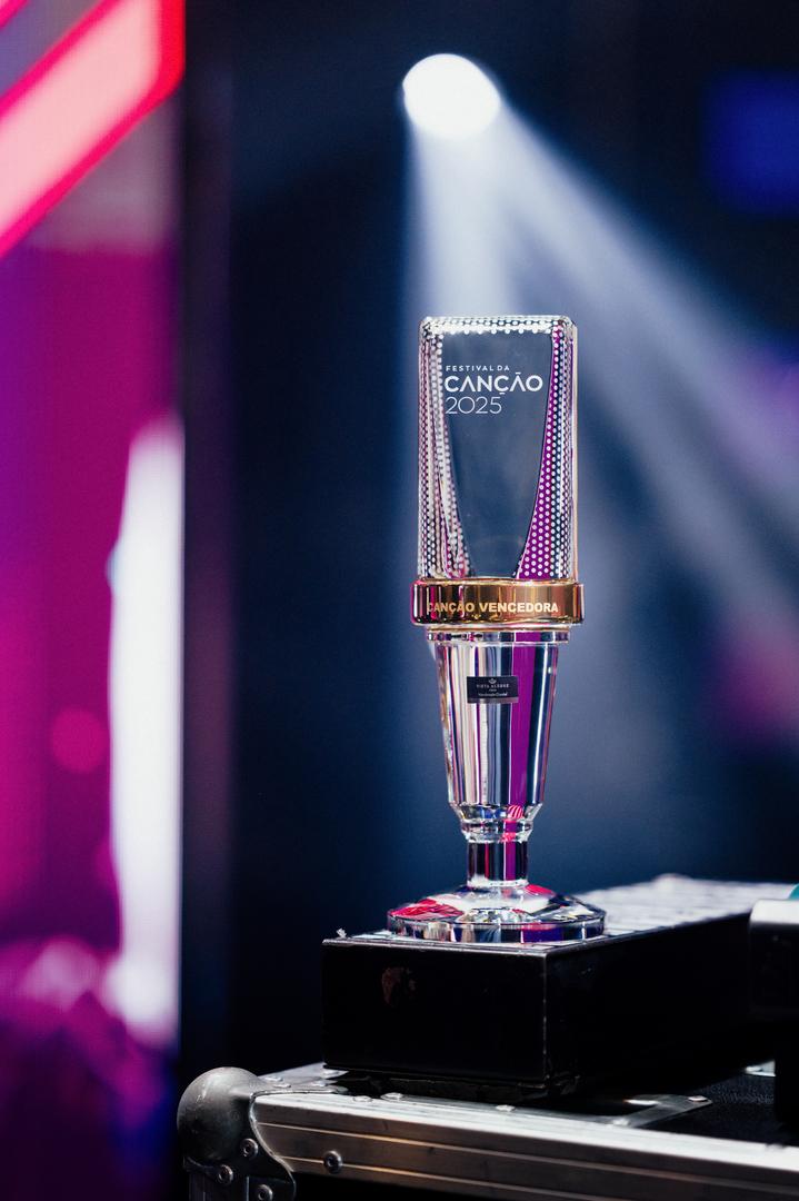 The Festival da Canção trophy