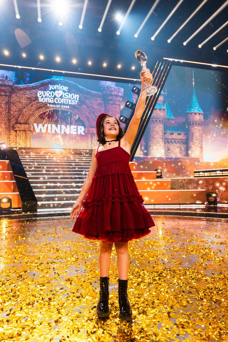 Lou Deleuze celebrating with the Junior Eurovision 2025 trophy, after winning for France in Tbilisi, Georgia